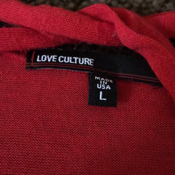 red t-shirt - Picture 2 of 2